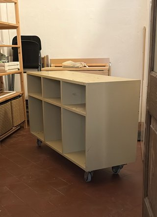 Mueble estantería industrial con ruedas