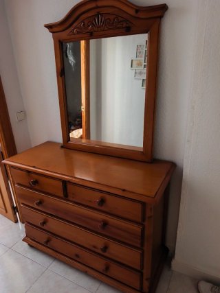 Cómoda de madera con espejo
