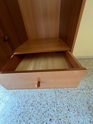 Armario de madera marrón