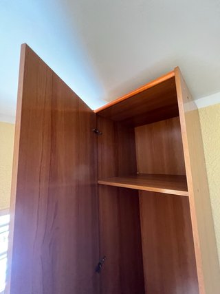 Armario de madera marrón