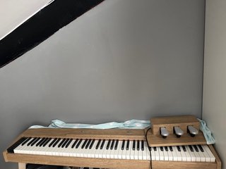 Piano de madera con pedales
