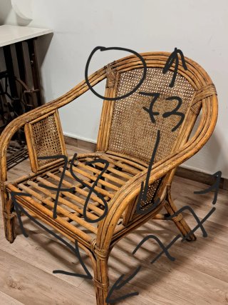 Sillón de mimbre con cojín beige en piel