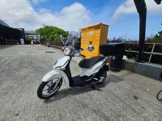 Piaggio Scooter Negra y Plateada