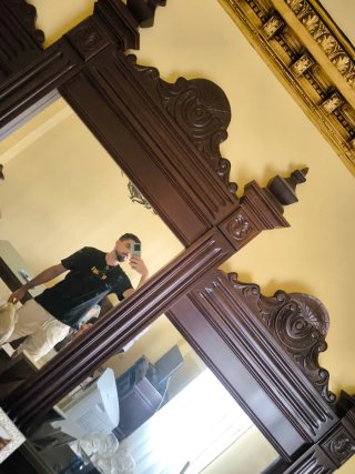 Aparador antiguo de madera oscura con espejos