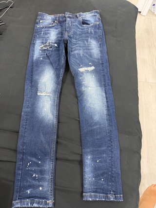 Pantalones vaqueros desgastados