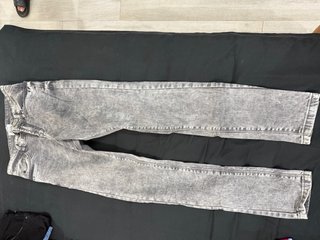 Pantalones vaqueros desgastados