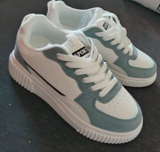 Zapatillas deportivas blancas y verde azulado