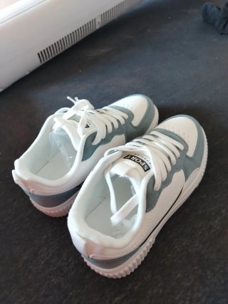 Zapatillas deportivas blancas y verde azulado