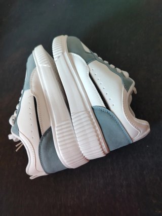 Zapatillas deportivas blancas y verde azulado