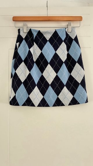 Falda de rombos azul y negra