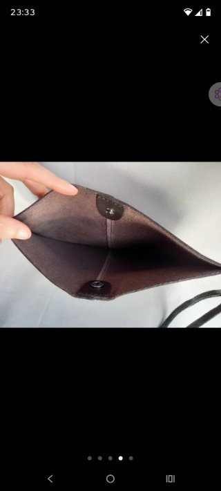 Accesorio de piel marrón