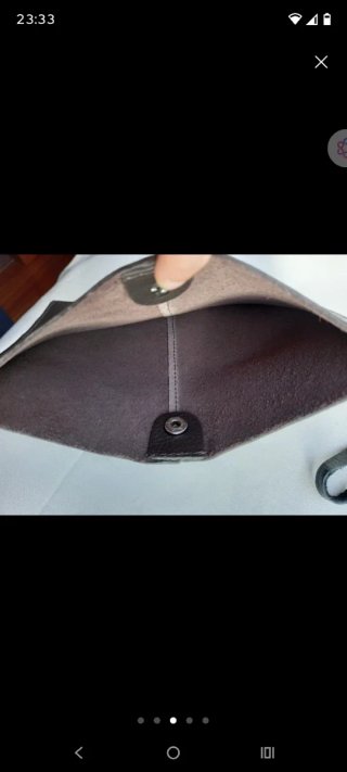 Accesorio de piel marrón