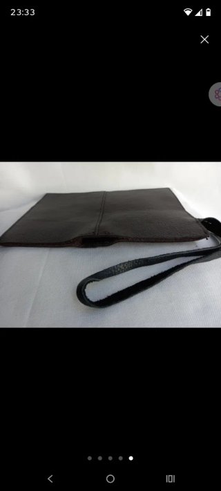 Accesorio de piel marrón