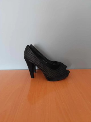Zapatos tacón alto punta abierta negros