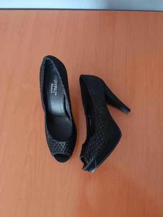 Zapatos tacón alto punta abierta negros