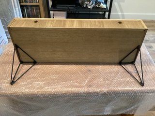 Aparador de pared madera y sujeciones de metal