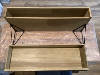 Aparador de pared madera y sujeciones de metal
