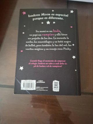 Isadora Moon va al colegio / Isadora Moon Goes ...