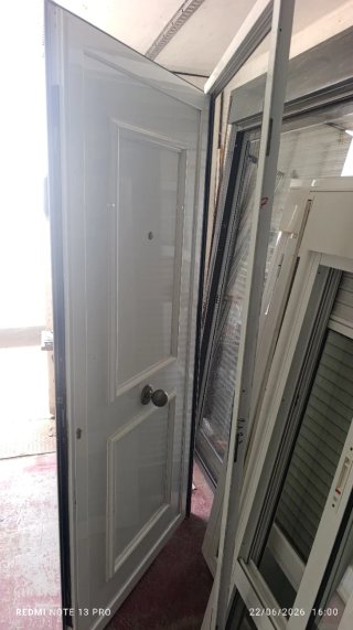 Puerta de entrada de aluminio con Sara dura