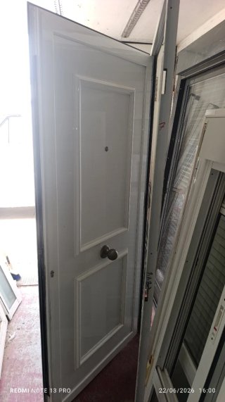 Puerta de entrada de aluminio con Sara dura