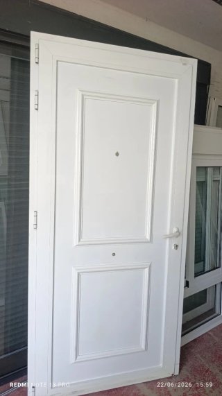 Puerta de entrada de aluminio con Sara dura