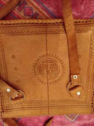 Bolso de piel artesanal con adornos