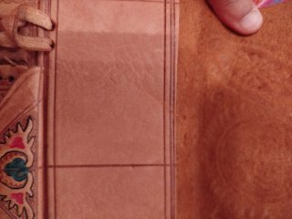 Bolso de piel artesanal con adornos