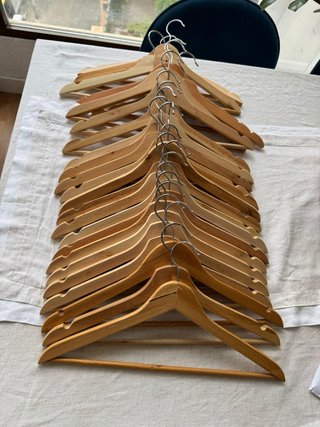 Perchas de madera IKEA  35 perchas 16 euros