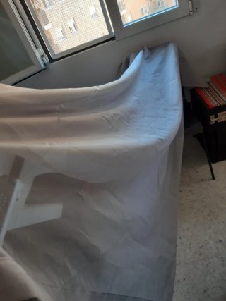 Cortina gris y blanca de tela
