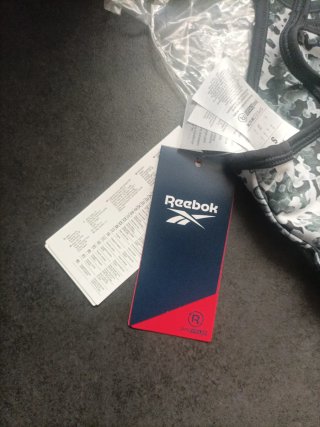 Top deportivo Reebok. Nuevo