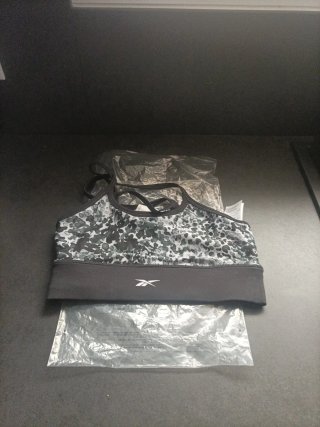 Top deportivo Reebok. Nuevo