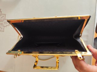 Bolso de fiesta negro y dorado