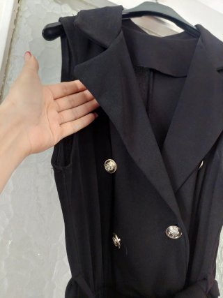 Mono negro elegante con cinturón