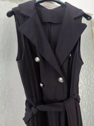 Mono negro elegante con cinturón