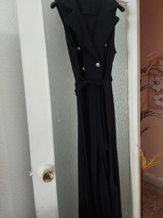 Mono negro elegante con cinturón