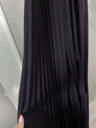 Mono negro elegante con cinturón