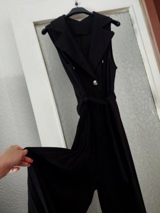 Mono negro elegante con cinturón