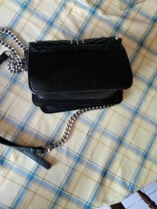 Bolso de hombro negro con cadena