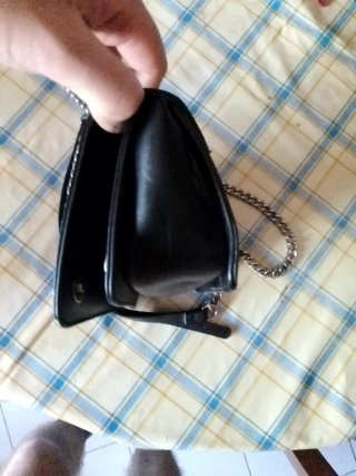 Bolso de hombro negro con cadena