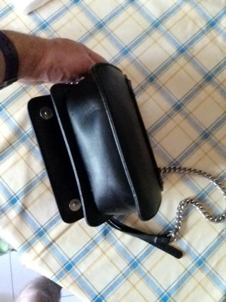 Bolso de hombro negro con cadena