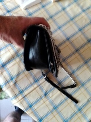 Bolso de hombro negro con cadena