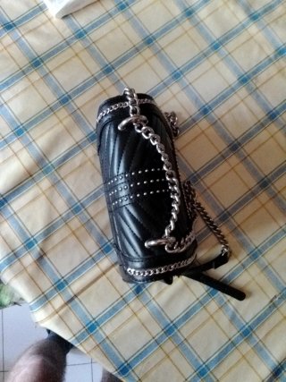 Bolso de hombro negro con cadena