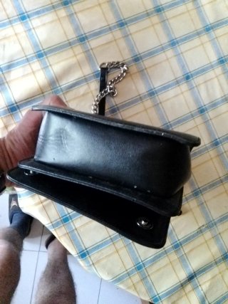 Bolso de hombro negro con cadena