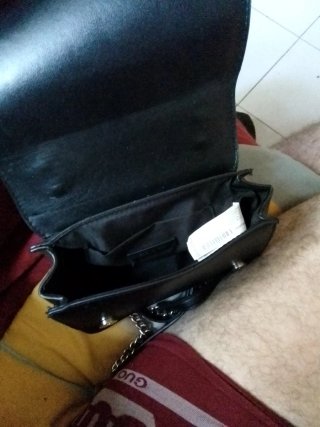 Bolso de hombro negro con cadena