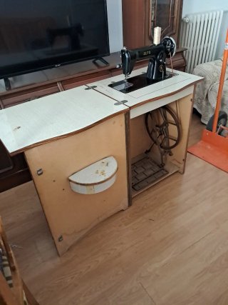 Máquina de coser Alfa antigua modelo 658402184