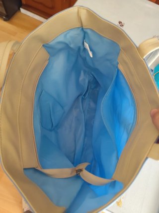 Bolso azul y beige