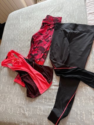 Conjunto deportivo: camiseta y 2 leggings