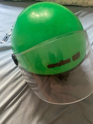 Casco de moto verde con visera