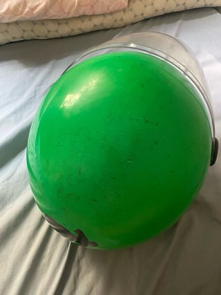 Casco de moto verde con visera