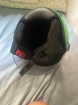 Casco de moto verde con visera